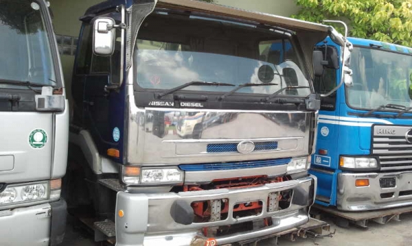 หัวเก๋ง 10 ล้อ UD(NISSAN) ตาเพชร