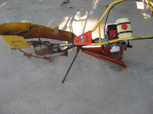 เครื่องแหวกร่องในข้าว