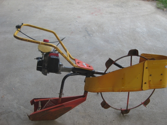 เครื่องแหวกร่องในข้าว