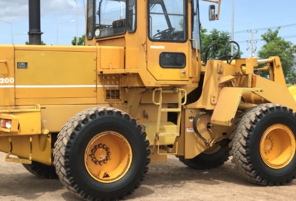 ขายรถตักล้อยาง KOMATSU WA200-1 รถนอกนำเข้าจากญี่ปุ่น สภาพสวยพร้อมใช้ มีVDOการทำงานครับ
