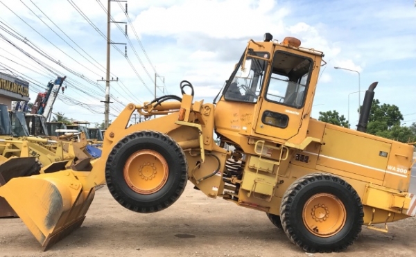 ขายรถตักล้อยาง KOMATSU WA200-1 รถนอกนำเข้าจากญี่ปุ่น สภาพสวยพร้อมใช้ มีVDOการทำงานครับ
