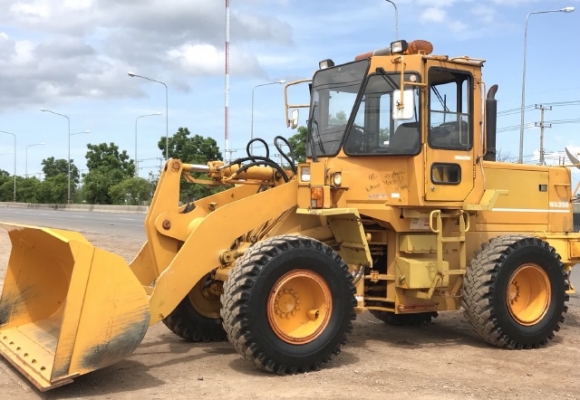 ขายรถตักล้อยาง KOMATSU WA200-1 รถนอกนำเข้าจากญี่ปุ่น สภาพสวยพร้อมใช้ มีVDOการทำงานครับ