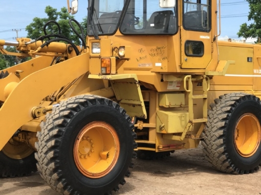 ขายรถตักล้อยาง KOMATSU WA200-1 รถนอกนำเข้าจากญี่ปุ่น สภาพสวยพร้อมใช้ มีVDOการทำงานครับ