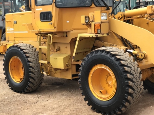 ขายรถตักล้อยาง KOMATSU WA200-1 รถนอกนำเข้าจากญี่ปุ่น สภาพสวยพร้อมใช้ มีVDOการทำงานครับ