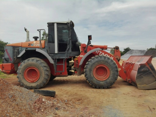 ขายรถตักล้อยางHITACHI ZW220 เอกสารเล่มทะเบียนราคา 1,500,000