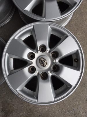 ล้อโตโยต้า ขอบ15+น๊อต ล้อสวยไม่เบียดบิ่น สนใจสอบถามได้ครับ