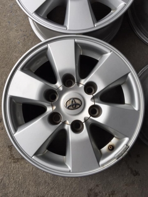 ล้อโตโยต้า ขอบ15+น๊อต ล้อสวยไม่เบียดบิ่น สนใจสอบถามได้ครับ