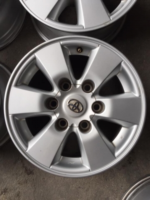 ล้อโตโยต้า ขอบ15+น๊อต ล้อสวยไม่เบียดบิ่น สนใจสอบถามได้ครับ