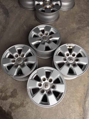 ล้อโตโยต้า ขอบ15+น๊อต ล้อสวยไม่เบียดบิ่น สนใจสอบถามได้ครับ