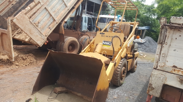 ขาย รถตัก KOMATSU SD10-2 รถใช้งานได้ เครื่องมีไอหน่อยครับ
