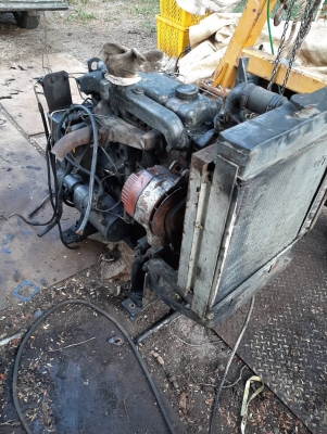 เครื่องยนต์ เปอร์กิ้น 4 สูบพร้อมปั้มไฮดรอลิค