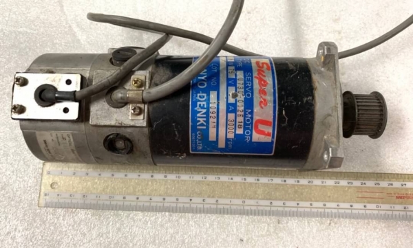 800 บ.ส่งถึงบ้านฟรี โทร 083-2000058 LINE ID: line832923 Dc servo motor ยี่ห้อ Sanyo ต่อป้อนไฟDcเพื่อให้ขับชิ้นงานหรือทำจักรยานไฟฟ้าหรือรถเด็กเล่นทำเรือ โดยที่ไม่ต้องต่อตัวเช็ครอบด้านหลังก็ใช้งานได้ เริ่มหมุนที่12 v. จนถึง70 w