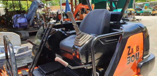 ขาย รถขุด HITACHI รุ่น EX30-2- มือสองญี่ปุ่น คอนโทรลสั้น  แทรกเหล็ก  สลัก บูทเอวแน่น 100\% สวยพร้อมใช้งาน มือถือ 0818753444