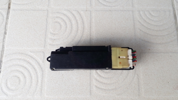 สวิทช์กดควบคุมกระจกประตูหน้าข้างขวา TOYOTA AE101 แบบมีไฟทุกปุ่ม