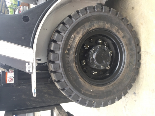 ขายรถสวยมาก รถยกนิสสันรุ่นล่าสุด 2.5 ตัน เสา 3 เมตร เครื่องยนต์เบนซิน+แก๊ส เกียร์ออโต้ ยางตันใหม่(ไม่ใช่ยางหล่อ)