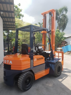 ขายรถโฟล์คลิฟท์ งาเท Toyota 5FD25 มือสอง นำเข้าจากญี่ปุ่น พร้อมใช้งาน