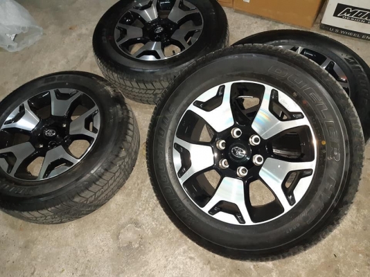 ล้อรีโว้ร๊อคโค่ ขอบ18 สีทูโทนดำหน้าเงา+บริสโตน265/60/18ปี19 ถอดป้ายแดงวิ่ง300โล ชุด28500บ.โทร0879050181