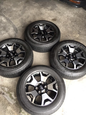 ล้อรีโว้ร๊อคโค่ ขอบ18 สีทูโทนดำหน้าเงา+บริสโตน265/60/18ปี19 ถอดป้ายแดงวิ่ง300โล ชุด28500บ.โทร0879050181