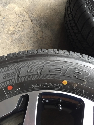 ล้อรีโว้ร๊อคโค่ ขอบ18 สีทูโทนดำหน้าเงา+บริสโตน265/60/18ปี19 ถอดป้ายแดงวิ่ง300โล ชุด28500บ.โทร0879050181