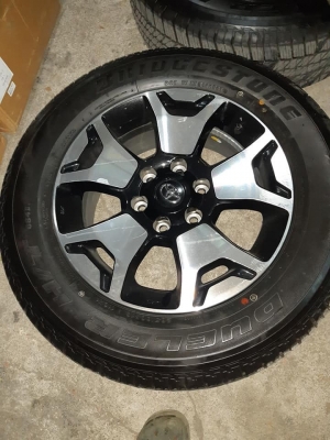 ล้อรีโว้ร๊อคโค่ ขอบ18 สีทูโทนดำหน้าเงา+บริสโตน265/60/18ปี19 ถอดป้ายแดงวิ่ง300โล ชุด28500บ.โทร0879050181