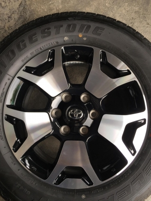 ล้อรีโว้ร๊อคโค่ ขอบ18 สีทูโทนดำหน้าเงา+บริสโตน265/60/18ปี19 ถอดป้ายแดงวิ่ง300โล ชุด28500บ.โทร0879050181