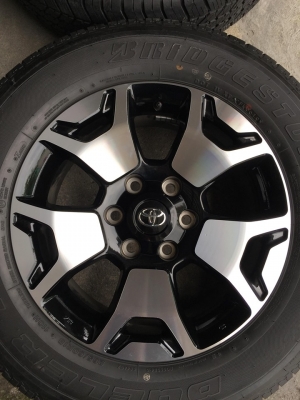 ล้อรีโว้ร๊อคโค่ ขอบ18 สีทูโทนดำหน้าเงา+บริสโตน265/60/18ปี19 ถอดป้ายแดงวิ่ง300โล ชุด28500บ.โทร0879050181