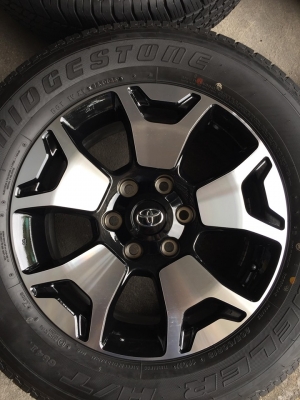 ล้อรีโว้ร๊อคโค่ ขอบ18 สีทูโทนดำหน้าเงา+บริสโตน265/60/18ปี19 ถอดป้ายแดงวิ่ง300โล ชุด28500บ.โทร0879050181