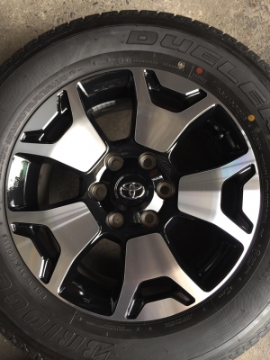 ล้อรีโว้ร๊อคโค่ ขอบ18 สีทูโทนดำหน้าเงา+บริสโตน265/60/18ปี19 ถอดป้ายแดงวิ่ง300โล ชุด28500บ.โทร0879050181