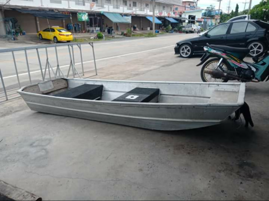 ขายเรืออลูนอก11ฟุต ท้องแบนกว้าง1.12ซ.ม สูงน้ำ40ซ.ม สวยๆท้องสวยน้ำหนักเบาเคลื่อนย้ายง่ายขาย23500บาทสน