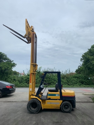 ขาย KOMATSU FD30-11 รถมือ 2 นำเข้าจากประเทศญี่ปุ่น ดีเซล เสา 4 เมตร งาฮิ้ง