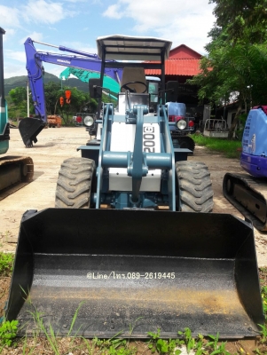 ขายรถตักล้อยาง ยี่ห้อ MITSUBISHI รุ่น WS200G เครื่องยนต์มิตซูบิชิ 4D68 จำนวน 4 สูบ เชื้อเพลิงดีเซล เลี้ยวเอว ขับเคลื่อน2เพลา ขนาดบุ้งกี๋0.5คิว รถเก่านอก มีเอกสาร