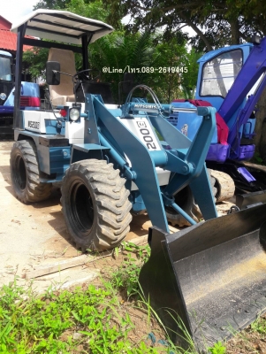 ขายรถตักล้อยาง ยี่ห้อ MITSUBISHI รุ่น WS200G เครื่องยนต์มิตซูบิชิ 4D68 จำนวน 4 สูบ เชื้อเพลิงดีเซล เลี้ยวเอว ขับเคลื่อน2เพลา ขนาดบุ้งกี๋0.5คิว รถเก่านอก มีเอกสาร