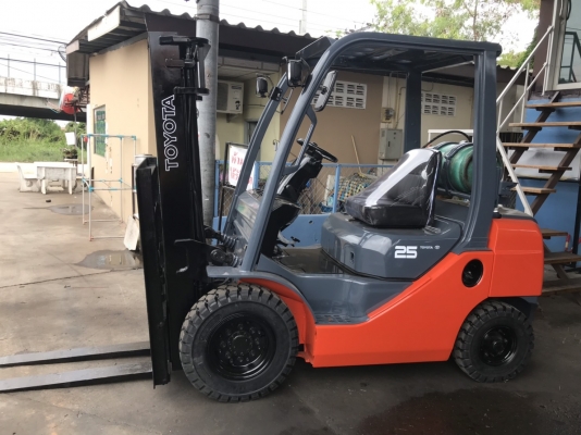 ขาย โฟรคลิฟท์ โตโยต้า รุ่น 8 เครื่องเบนซิน ติดแก๊ส หนัก 2.5 ตัน เสา 3 เมตร เกีย ออโต้