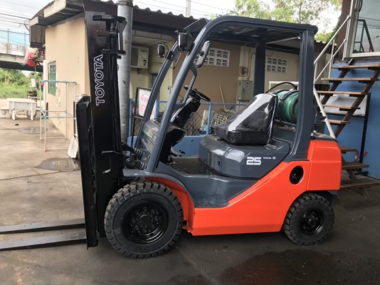 ขาย โฟรคลิฟท์ โตโยต้า รุ่น 8 เครื่องเบนซิน ติดแก๊ส หนัก 2.5 ตัน เสา 3 เมตร เกีย ออโต้