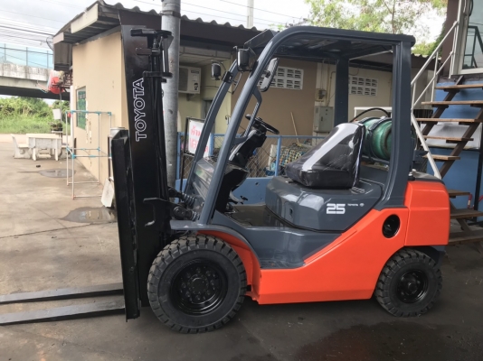 ขาย โฟรคลิฟท์ โตโยต้า รุ่น 8 เครื่องเบนซิน ติดแก๊ส หนัก 2.5 ตัน เสา 3 เมตร เกีย ออโต้
