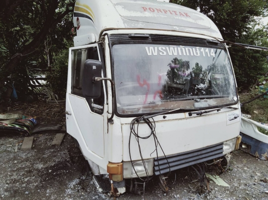 ขาย หัวสิบล้อ MITSUBISHI. เฉินหลง FUSO  ไม่ผุ มีขาดีดหน้า-ขาค้ำหลัง กันชนหน้า คันเกียร์ คอลโซลเต็ม