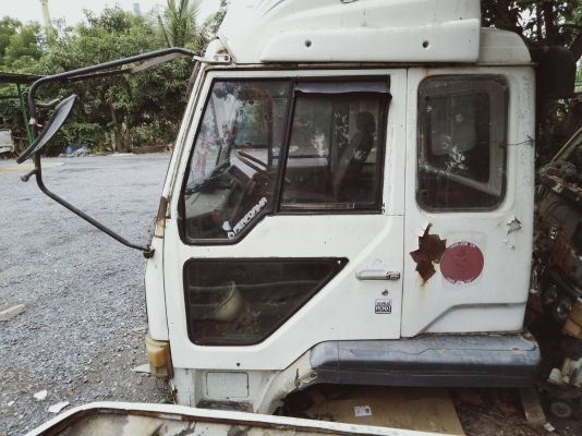 ขาย หัวสิบล้อ MITSUBISHI. เฉินหลง FUSO  ไม่ผุ มีขาดีดหน้า-ขาค้ำหลัง กันชนหน้า คันเกียร์ คอลโซลเต็ม