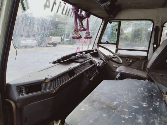 ขาย หัวสิบล้อ MITSUBISHI. เฉินหลง FUSO  ไม่ผุ มีขาดีดหน้า-ขาค้ำหลัง กันชนหน้า คันเกียร์ คอลโซลเต็ม