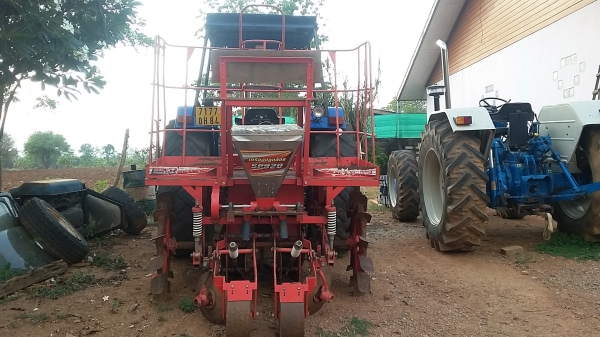 ขายเครื่องปลูกอ้อยตราช้างSP920 ร่องคู่มือสองสภาพสวยพร้อมใช้งาน