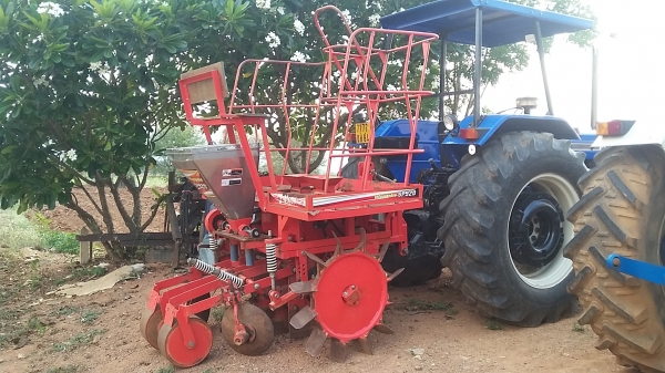 ขายเครื่องปลูกอ้อยตราช้างSP920 ร่องคู่มือสองสภาพสวยพร้อมใช้งาน