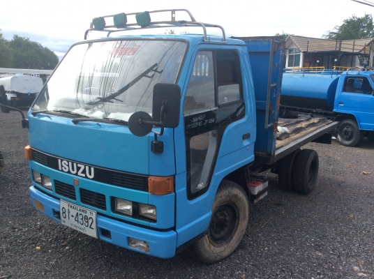 รถบรรทุกเทนเลอร์ 6 ล้อ ISUZU NKR 110 แรง