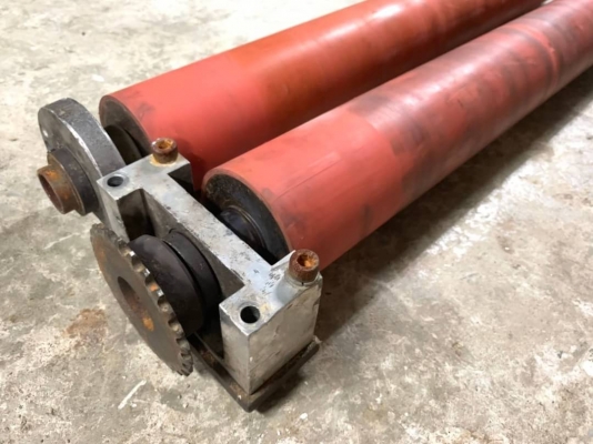 คู่ละ 1,800 บ. โทร 083-2000058 LINE ID: line832923 ชุดกระบอกลูกกลิ้งเหล็กเคลือบยางเพิ่มความเสียดทานในการขับใช้ทำสายพานลำเลียง ใช้ทำลูกกลิ้งลำเลียง โตท่อนละ9 cm ขนาดความยาวท่อนละ 72 cm. ชุดลูกกลิ้งนี้มีแบร์ริ้งหัวท้ายและเบ้าสวมแบร์ริ้ง เพื้อยึดสกรูร้อยผ่าน