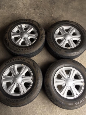 ล้ออีซูซุ+บริสโตน215/70/15ปี16 ใช้งานไม่ถึงหมื่นโลถอดเก็บ ล้อยางสวยมากๆ สนใจถามได้ครับ