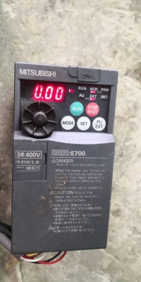 2700 บ.ส่งถึงบ้านฟรี โทร 083-2000058 LINE ID: line832923 มอเตอร์เกียร์ทดรอบแบบหัวเกียร์ทดออกด้านข้างทำมุม 90 ํ กับตัวมอเตอร์  ยี่ห้อ NISSEI ขนาด 200 W.  ขนาดเพลาขับโต 22 mm. พร้อมอินเวอร์เตอร์ยี่ห้อMitsubishi ขนาด200W พร้อมต่อเสียบไฟบ้าน220 V.