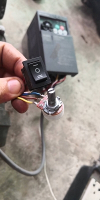 2700 บ.ส่งถึงบ้านฟรี โทร 083-2000058 LINE ID: line832923 มอเตอร์เกียร์ทดรอบแบบหัวเกียร์ทดออกด้านข้างทำมุม 90 ํ กับตัวมอเตอร์  ยี่ห้อ NISSEI ขนาด 200 W.  ขนาดเพลาขับโต 22 mm. พร้อมอินเวอร์เตอร์ยี่ห้อMitsubishi ขนาด200W พร้อมต่อเสียบไฟบ้าน220 V.