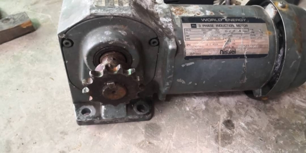 2700 บ.ส่งถึงบ้านฟรี โทร 083-2000058 LINE ID: line832923 มอเตอร์เกียร์ทดรอบแบบหัวเกียร์ทดออกด้านข้างทำมุม 90 ํ กับตัวมอเตอร์  ยี่ห้อ NISSEI ขนาด 200 W.  ขนาดเพลาขับโต 22 mm. พร้อมอินเวอร์เตอร์ยี่ห้อMitsubishi ขนาด200W พร้อมต่อเสียบไฟบ้าน220 V.