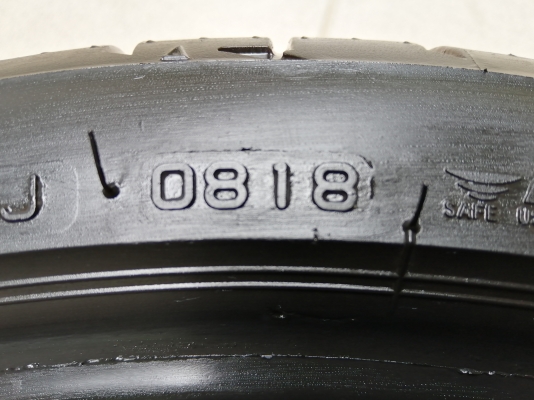 ยาง Bridgestone S001 225 35 19 ปี18 สภาพ95\%  ดอกเต็ม ไม่มีปะ ใช้ยาว ราคาไม่แพง