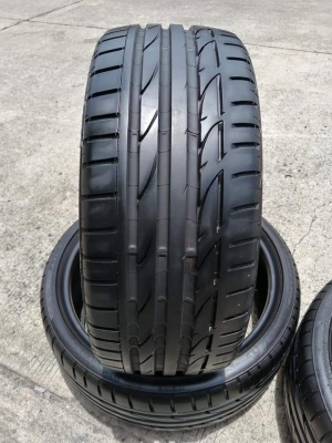 ยาง Bridgestone S001 225 35 19 ปี18 สภาพ95\%  ดอกเต็ม ไม่มีปะ ใช้ยาว ราคาไม่แพง