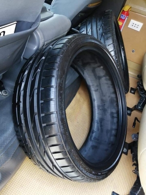 ยาง Bridgestone S001 225 35 19 ปี18 สภาพ95\%  ดอกเต็ม ไม่มีปะ ใช้ยาว ราคาไม่แพง