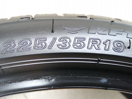 ยาง Bridgestone S001 225 35 19 ปี18 สภาพ95\%  ดอกเต็ม ไม่มีปะ ใช้ยาว ราคาไม่แพง